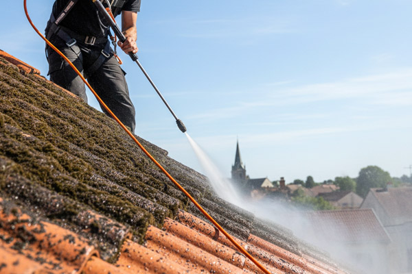 Nettoyage et démoussage d'une couverture de maison